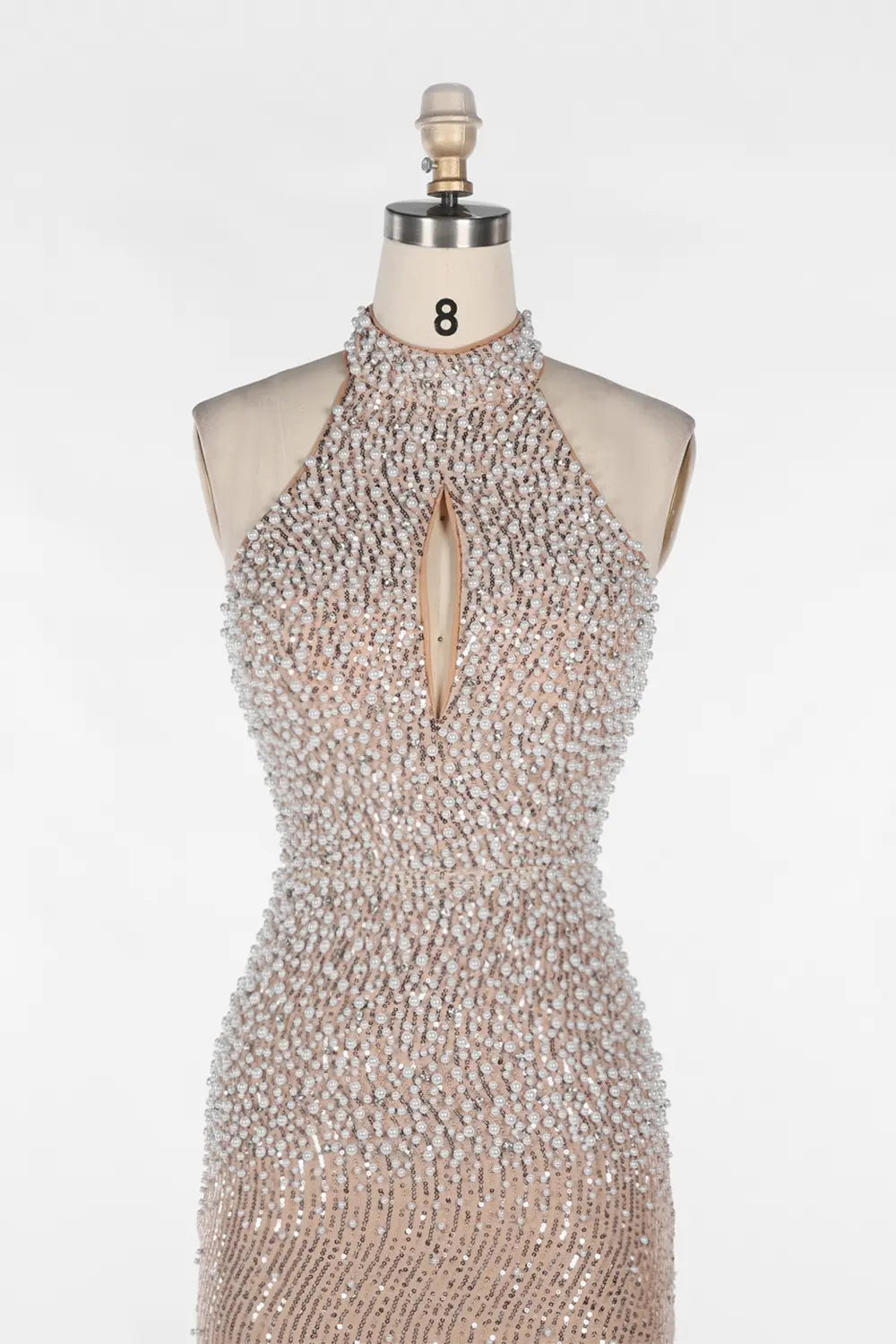 Vestido de noche champán de cuello alto con perlas y lentejuelas
