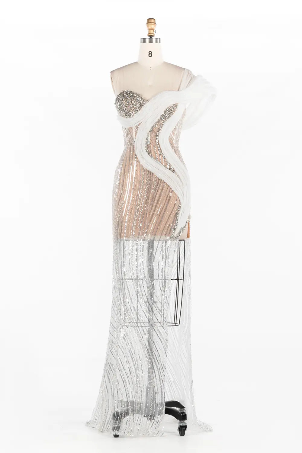 Vestido largo champán con escote corazón, lentejuelas, abertura alta y transparencias