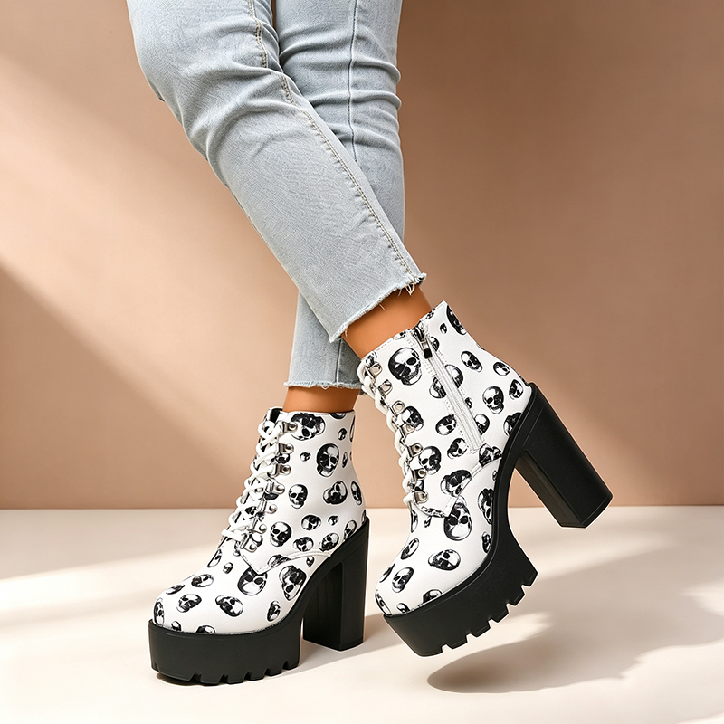 Botines con plataforma y estampado de calavera y rosas