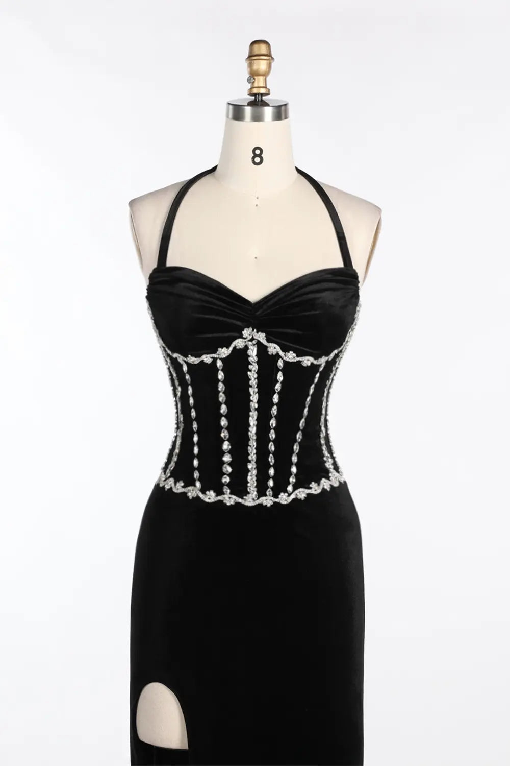 Vestido de noche negro de terciopelo halter con corsé y abertura