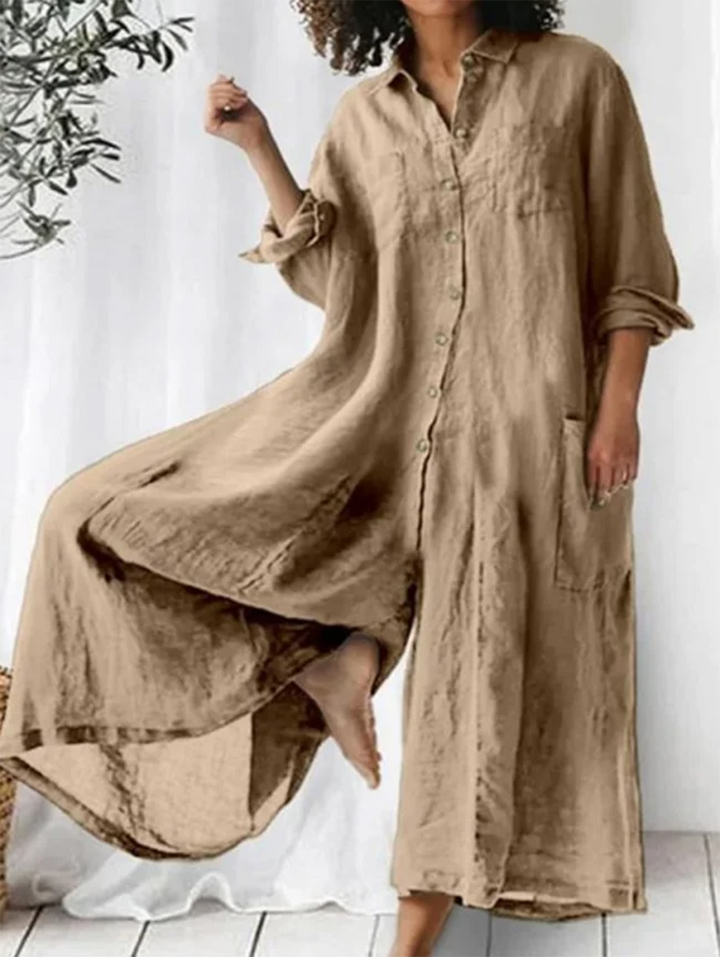 Mono casual liso con solapas, botonadura y pierna ancha