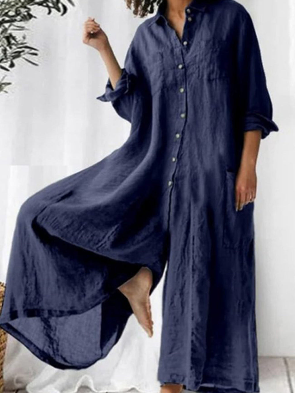 Mono casual liso con solapas, botonadura y pierna ancha