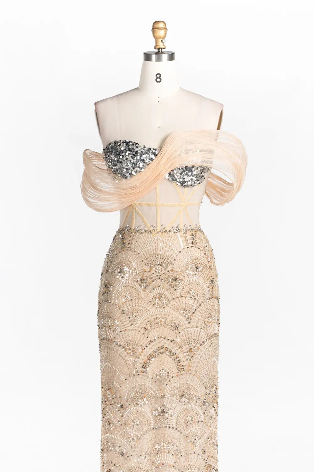 Vestido de noche champán con hombros descubiertos y corsé