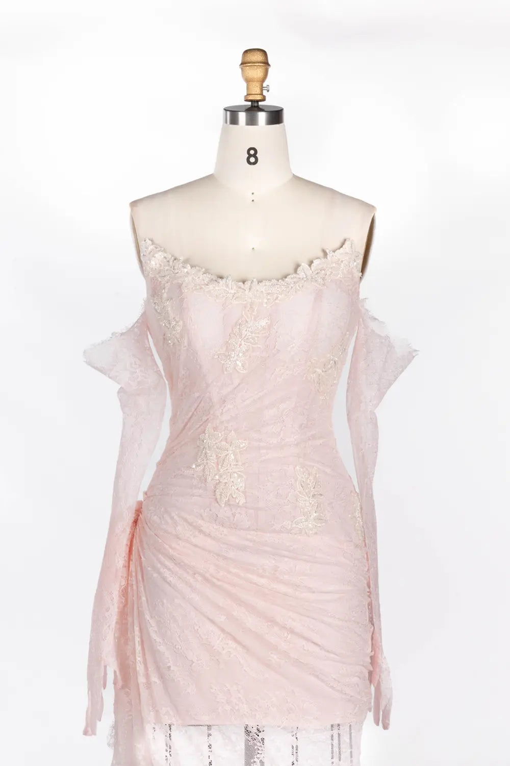 Vestido largo rosa con hombros descubiertos y encaje fruncido