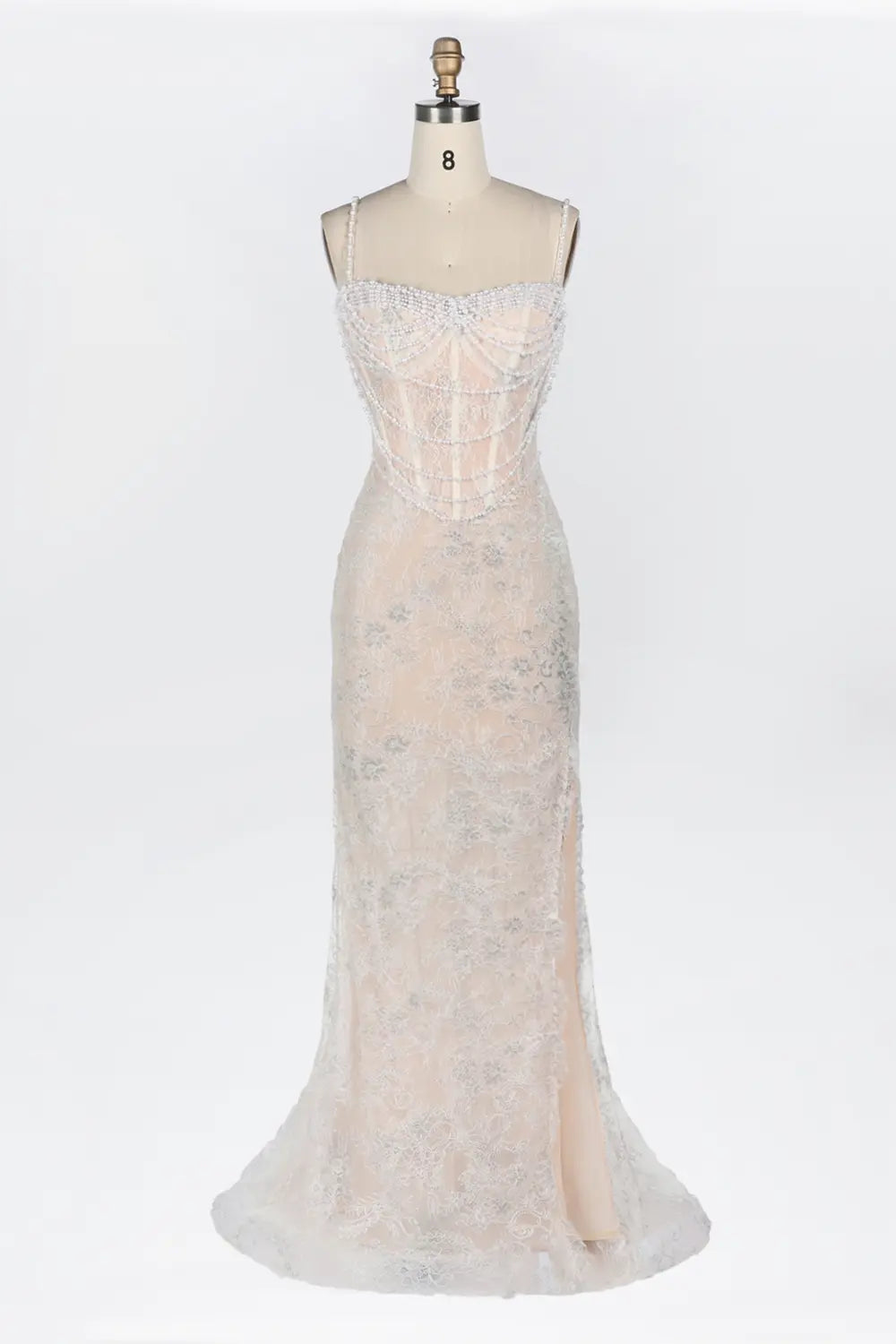 Vestido de noche champán con corsé, perlas y abertura