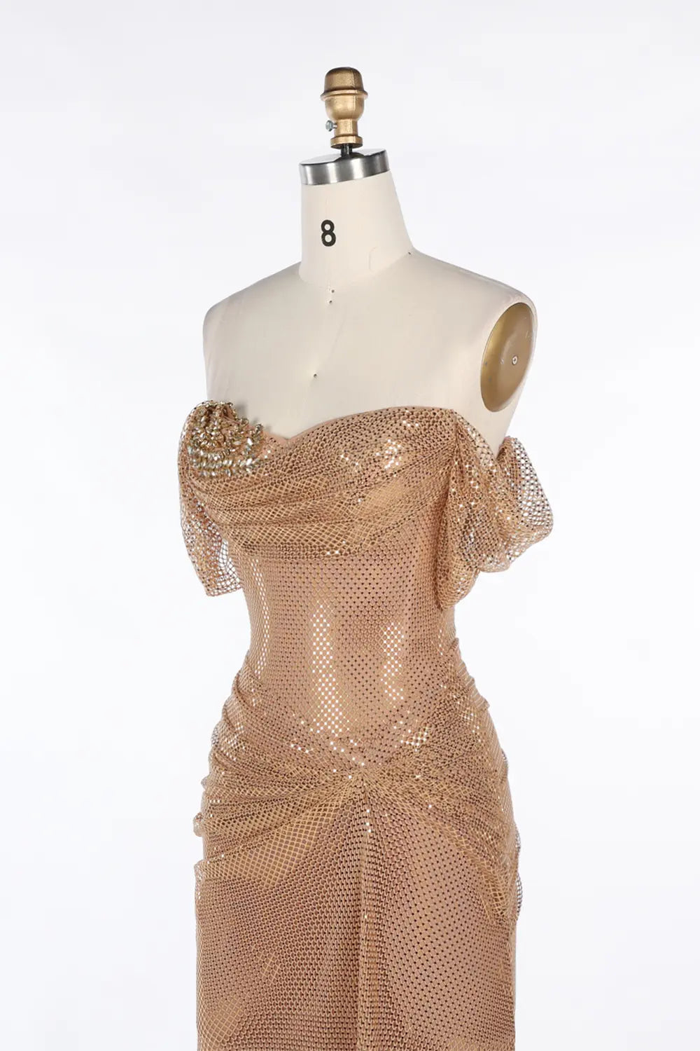 Vestido largo champán con hombros descubiertos y malla