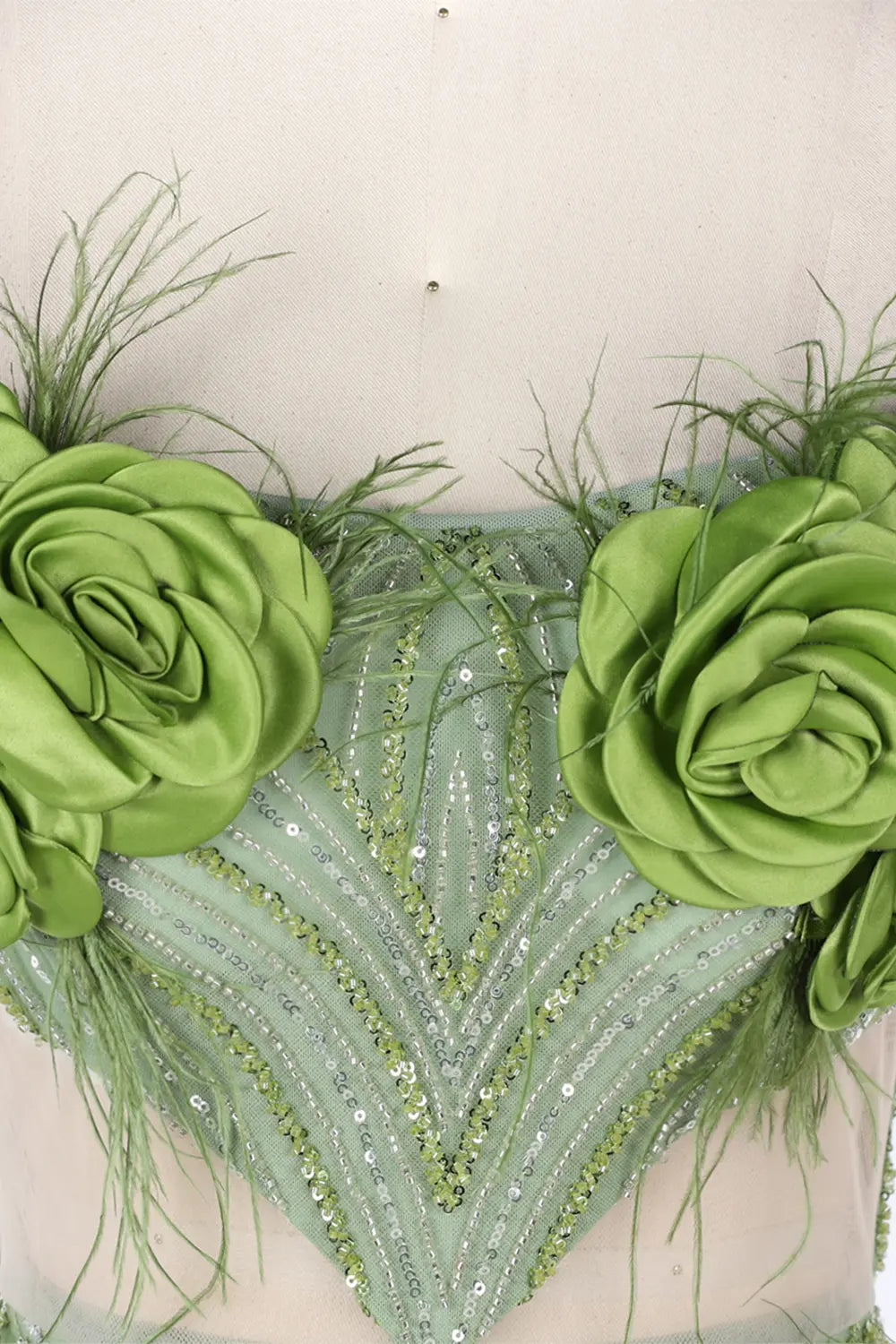 Vestido largo verde palabra de honor con lentejuelas florales
