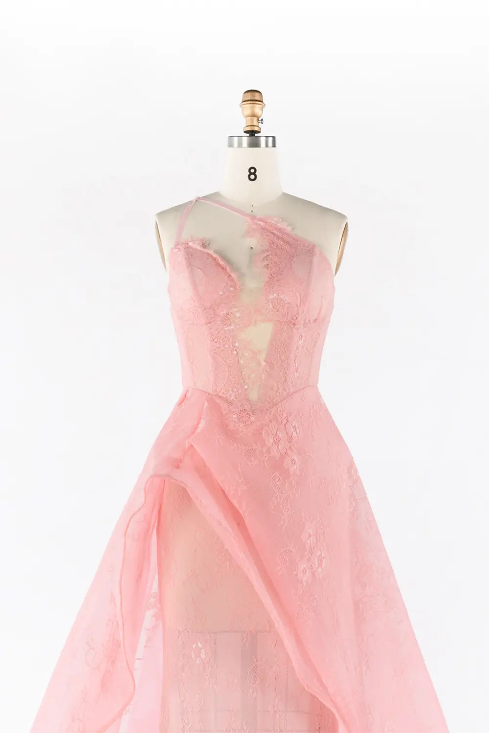 Vestido de noche rosa de encaje transparente con abertura asimétrica