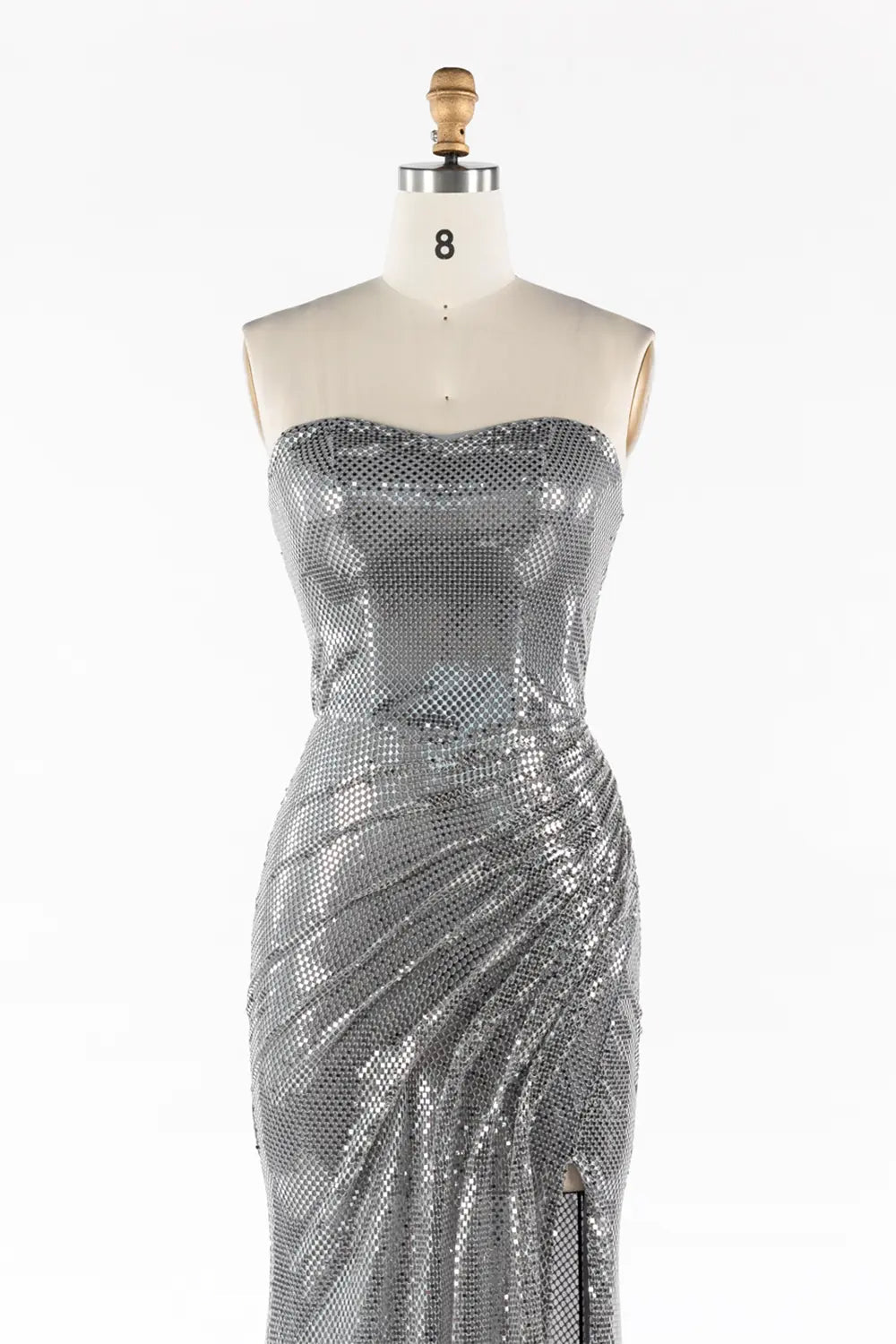 Vestido de noche plateado palabra de honor fruncido con lentejuelas y abertura