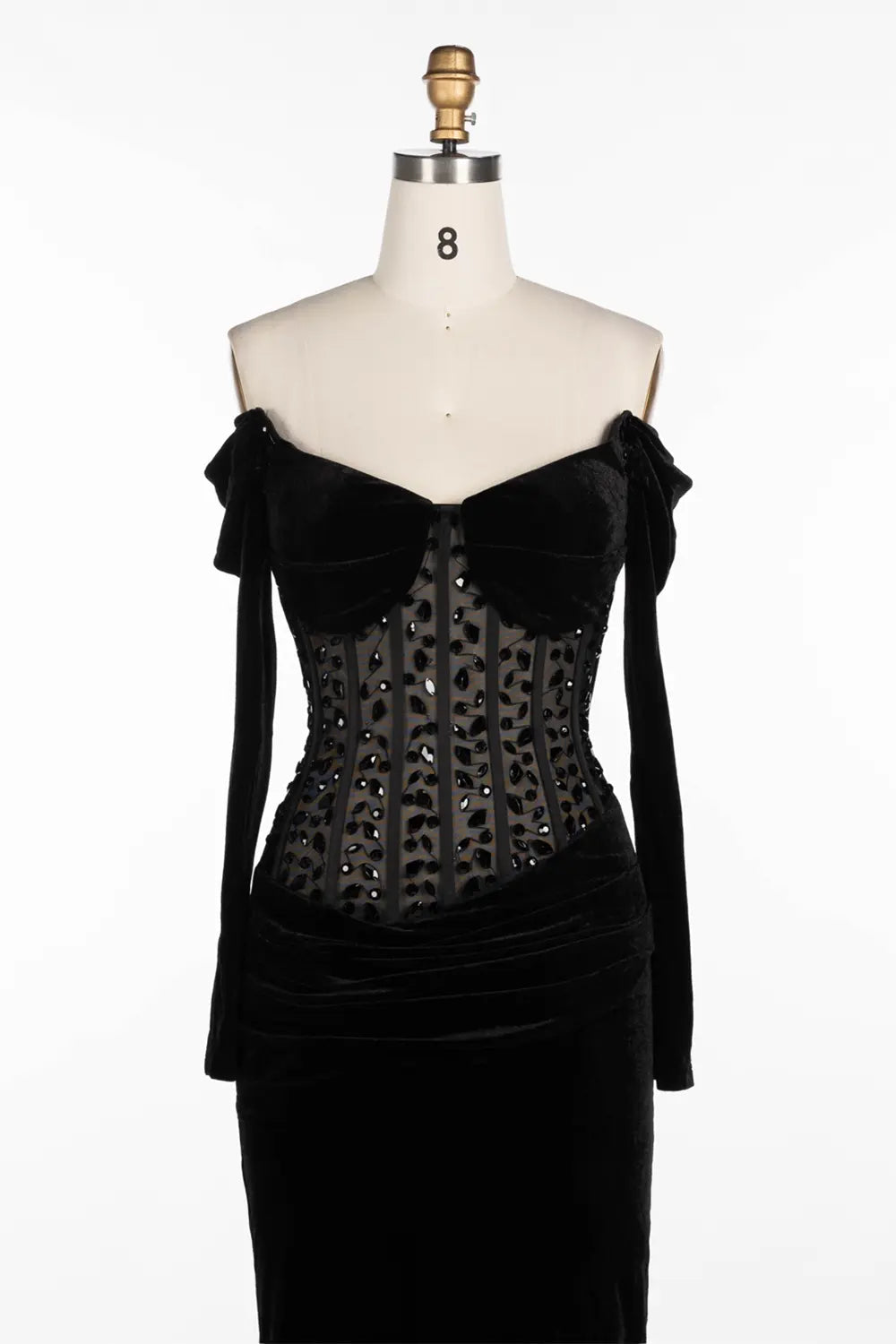 Vestido largo negro de terciopelo con hombros descubiertos, corsé transparente y manga larga