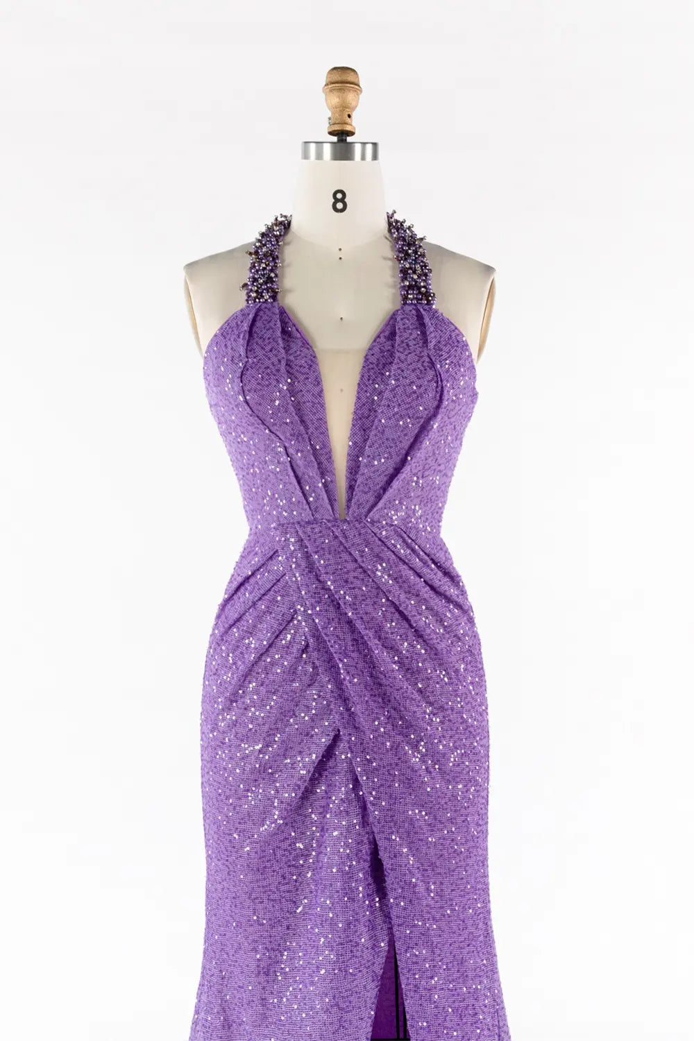 Vestido largo morado halter con abalorios, lentejuelas y abertura alta