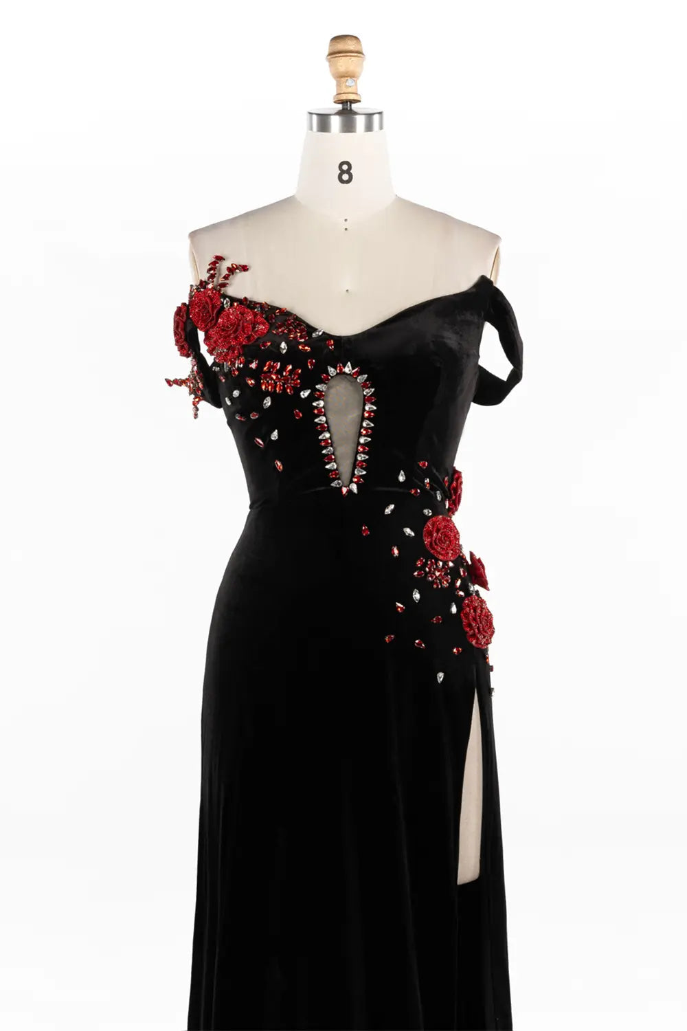 Vestido largo negro de terciopelo con hombros descubiertos, abalorios y abertura