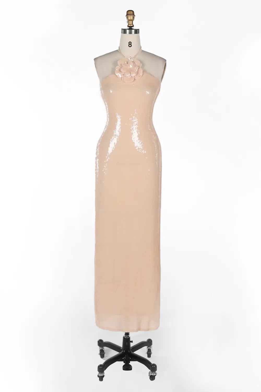 Vestido de noche nude con lentejuelas, cuello halter y espalda descubierta