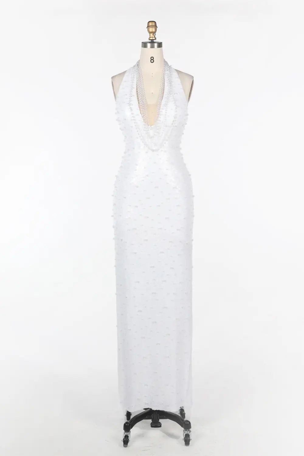 Vestido de noche blanco halter con perlas y espalda descubierta