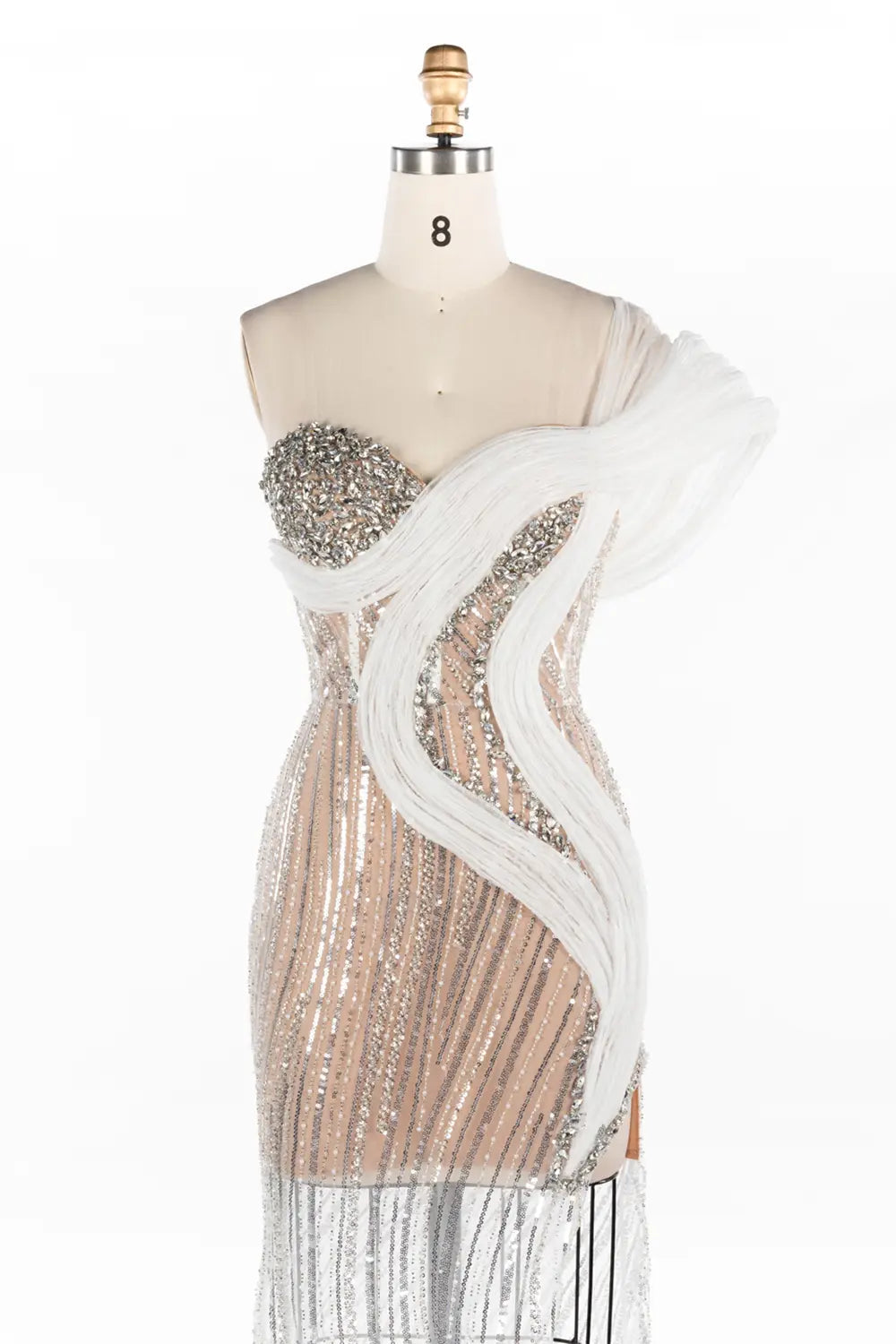 Vestido largo champán con escote corazón, lentejuelas, abertura alta y transparencias