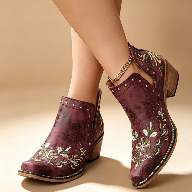 Botines vintage con tachuelas y bordado floral