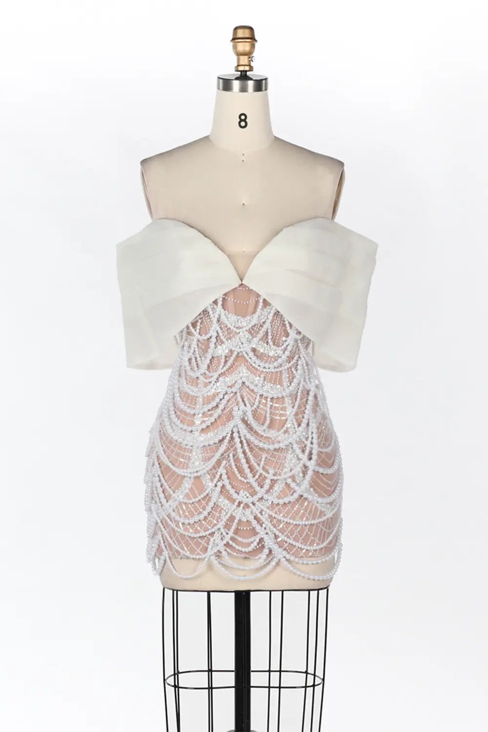 Vestido corto blanco nude con hombros descubiertos y perlas