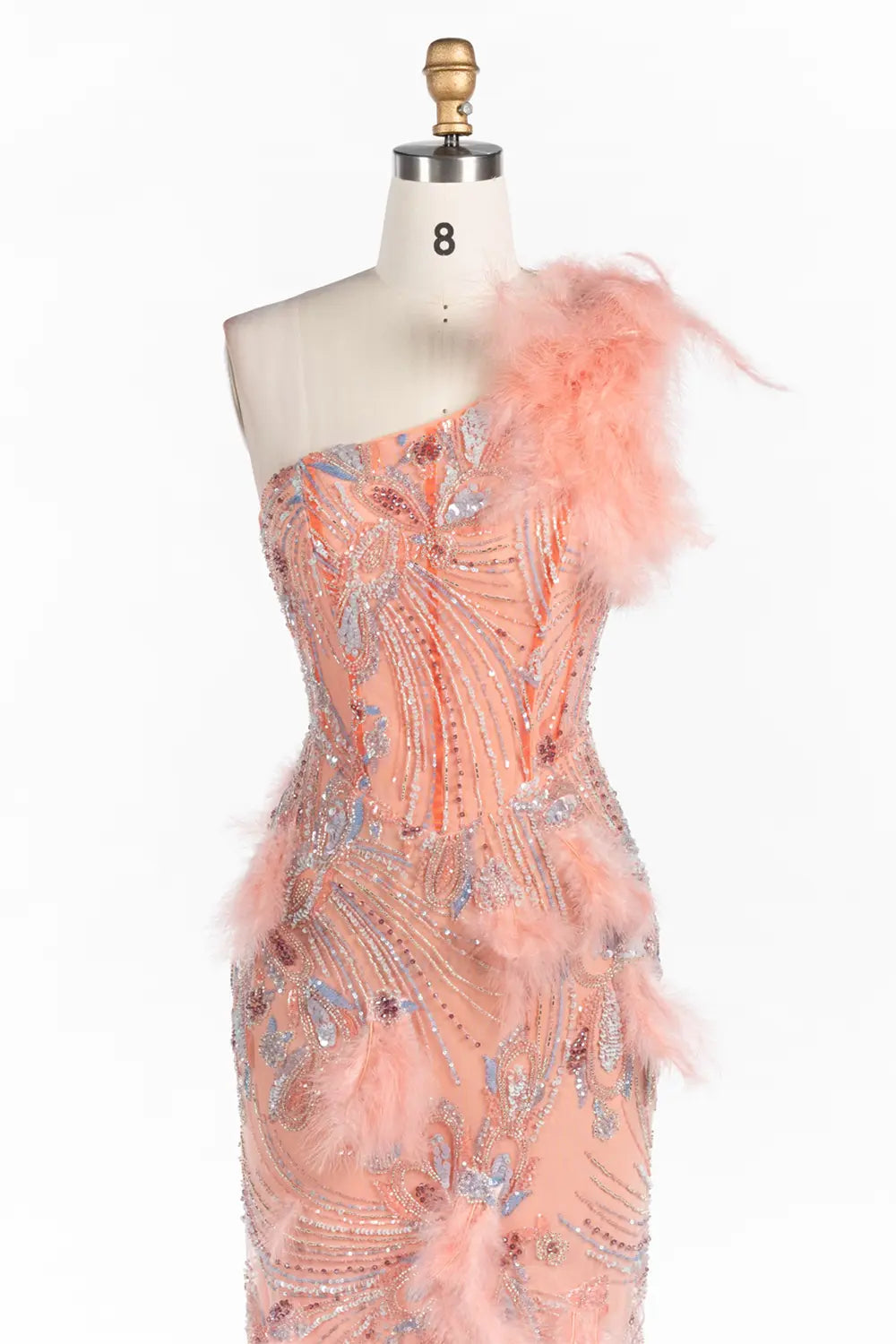 Vestido de noche color melocotón de un hombro con plumas y lentejuelas