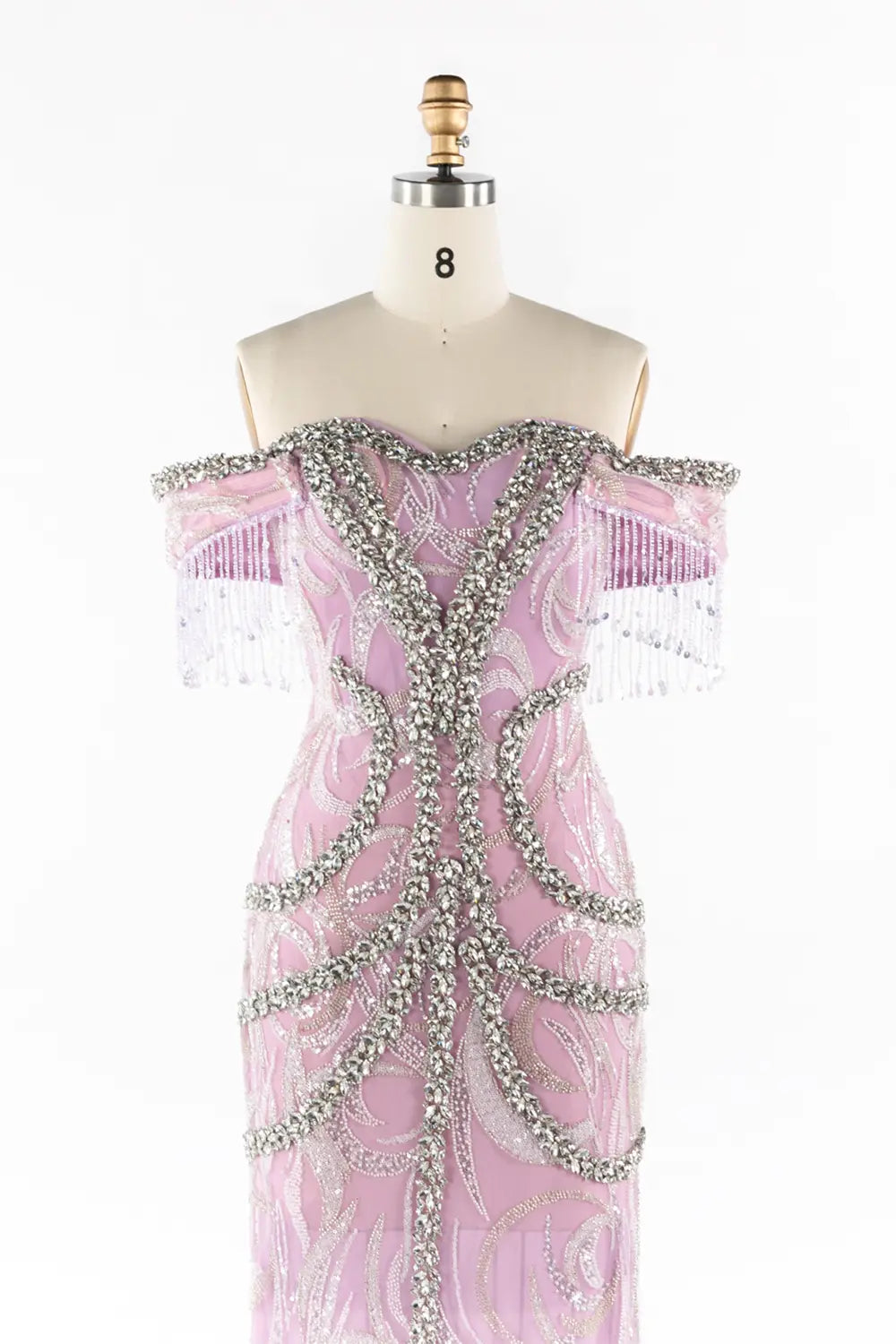 Vestido de noche lila con hombros descubiertos y flecos con abalorios