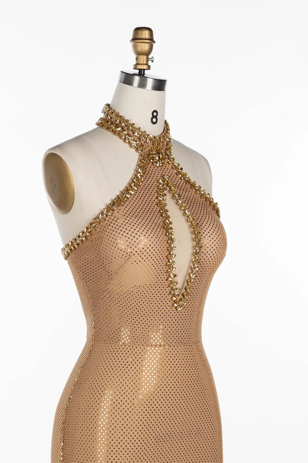 Vestido de noche nude con cuello halter, malla y cristales