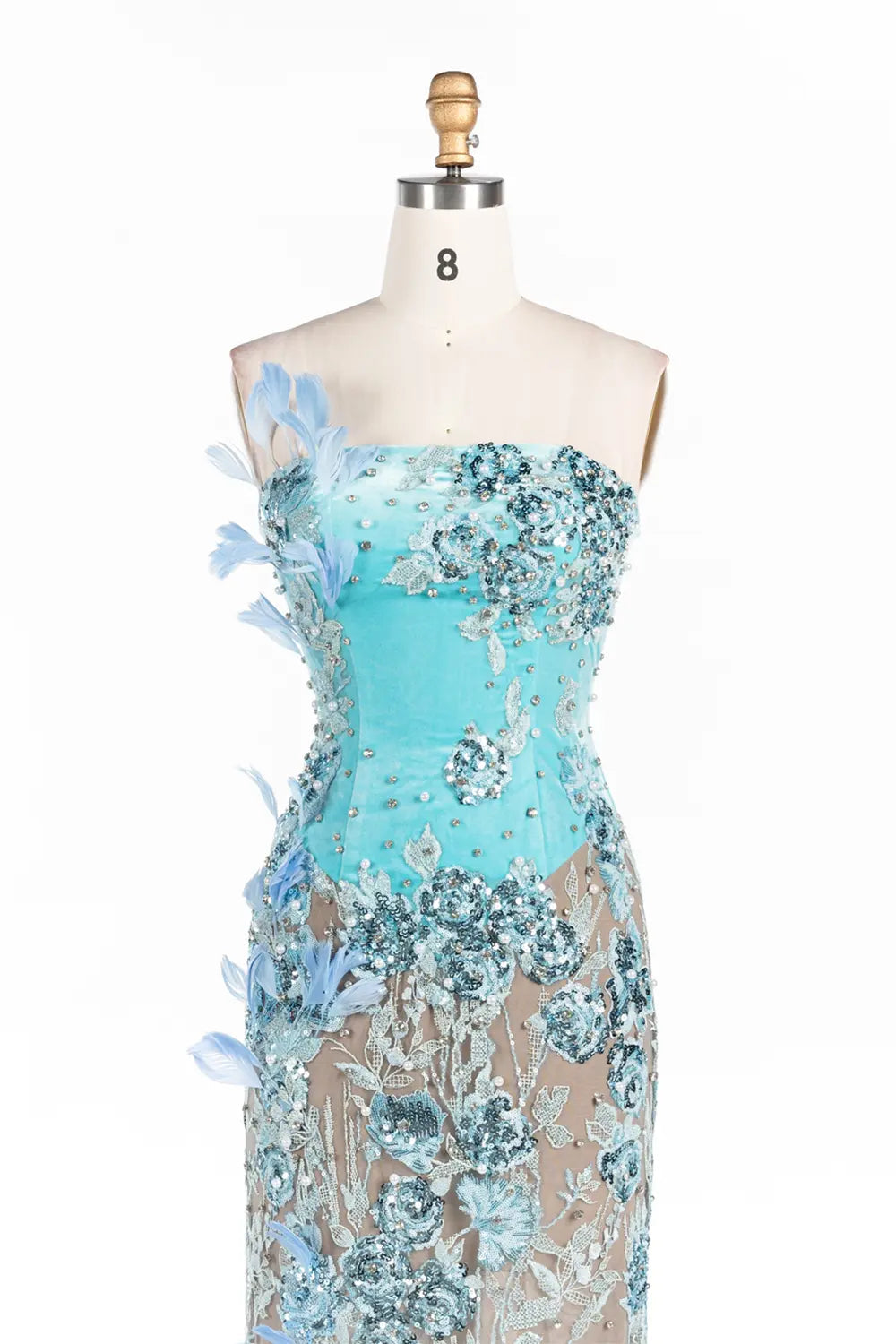 Vestido largo azul palabra de honor con lentejuelas y plumas