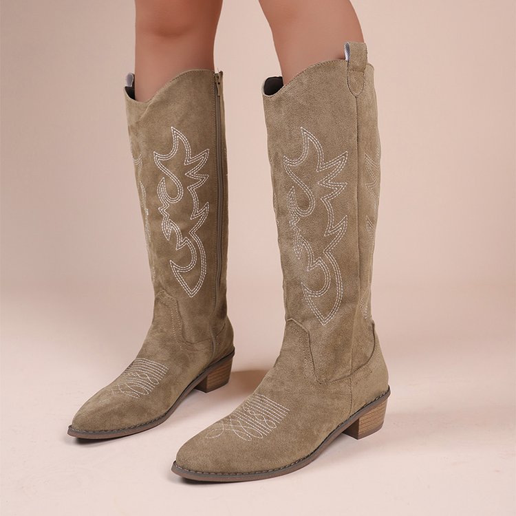 Botas camperas bordadas de tela vaquera con tacón ancho