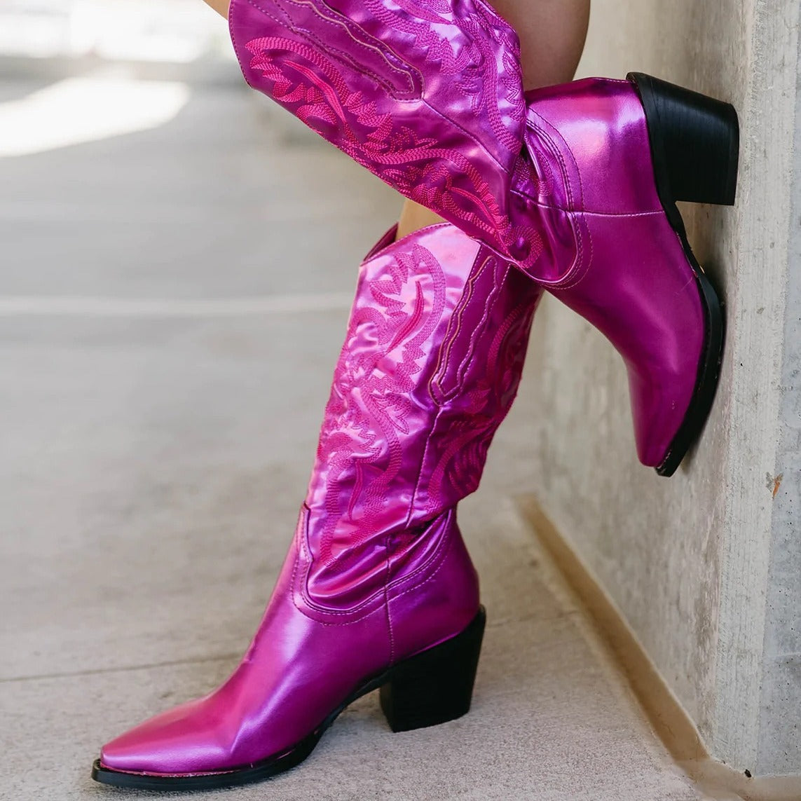 Botas camperas bordadas con tacón grueso y puntera en punta