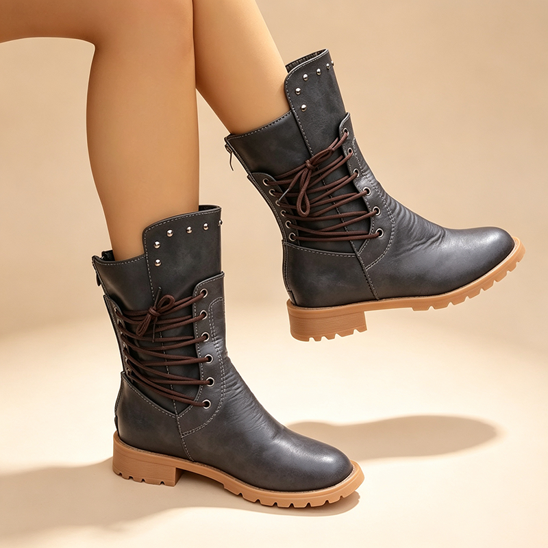 Botas vintage con tachuelas y cordones hasta media pierna