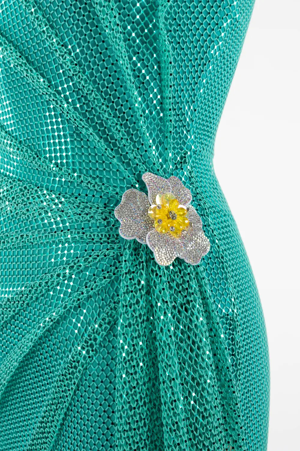Vestido de noche verde esmeralda palabra de honor con lentejuelas y abertura