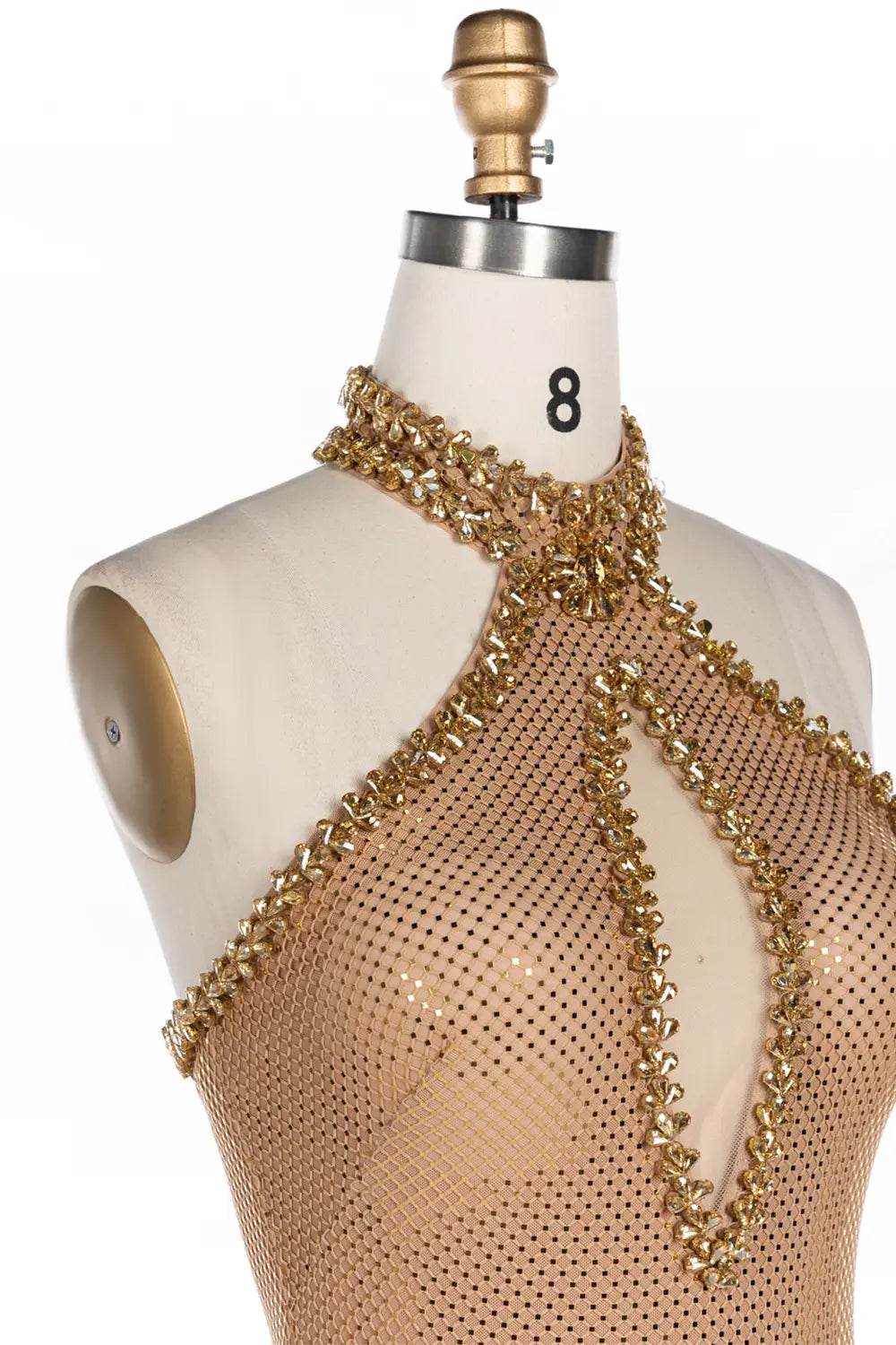 Vestido de noche nude con cuello halter, malla y cristales