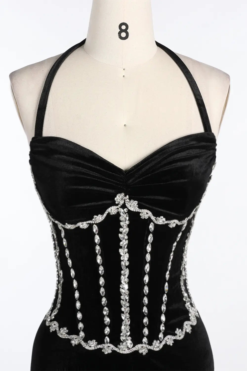 Vestido de noche negro de terciopelo halter con corsé y abertura