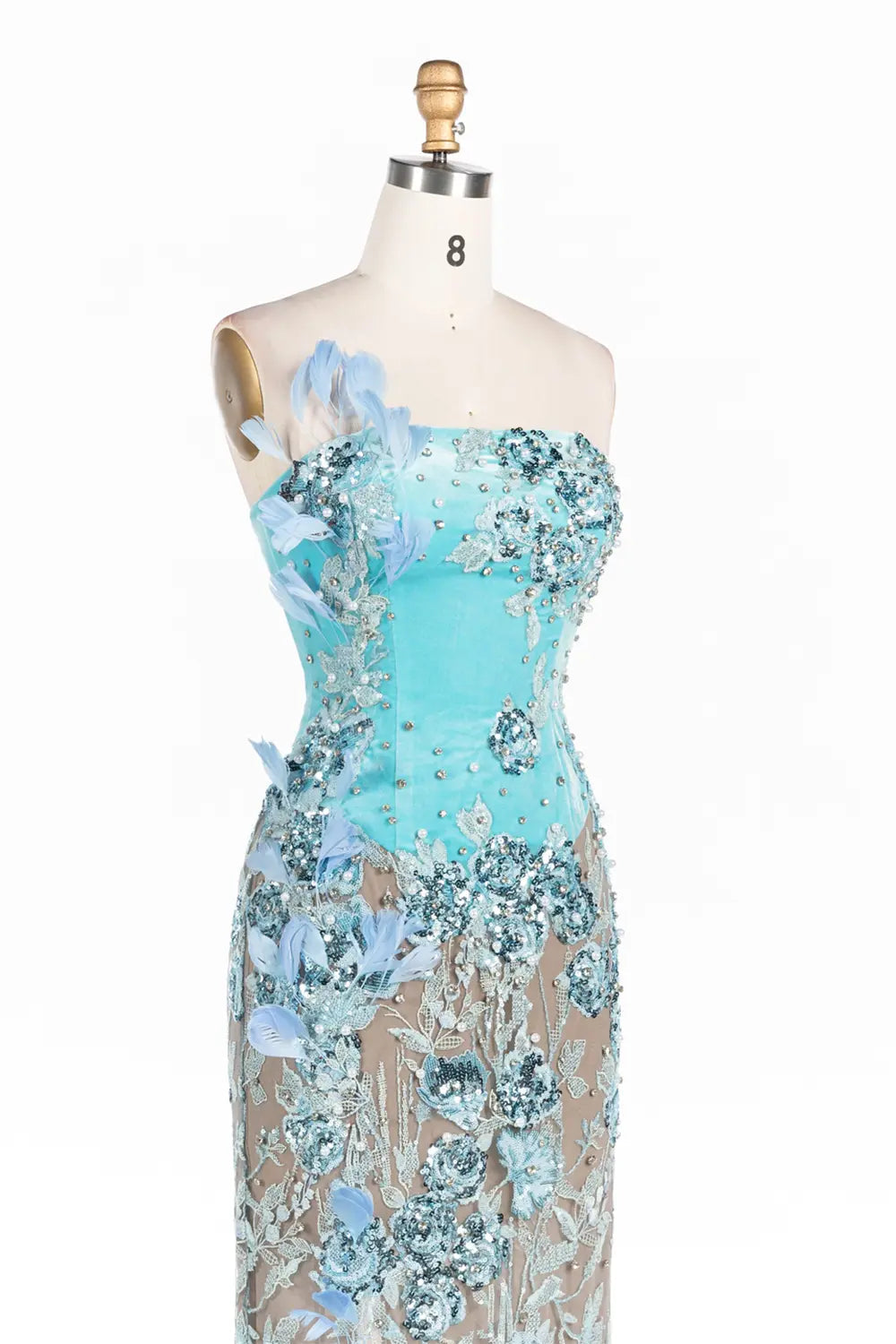 Vestido largo azul palabra de honor con lentejuelas y plumas