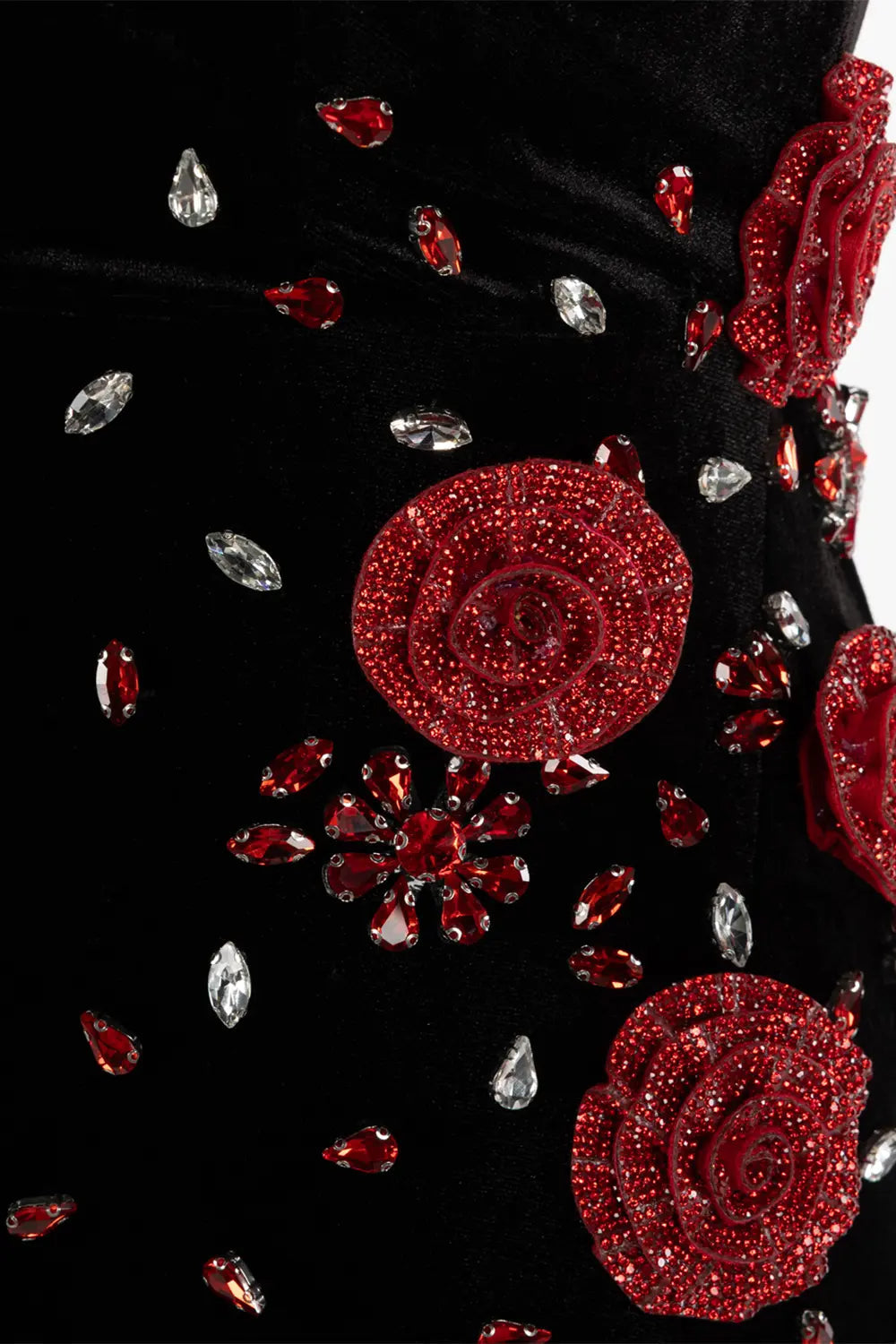 Vestido largo negro de terciopelo con hombros descubiertos, abalorios y abertura