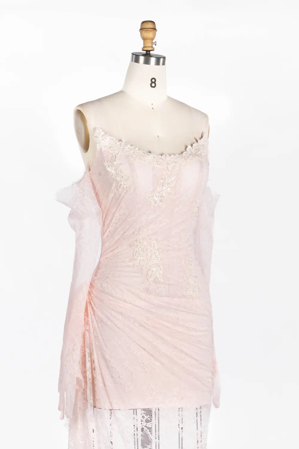 Vestido largo rosa con hombros descubiertos y encaje fruncido