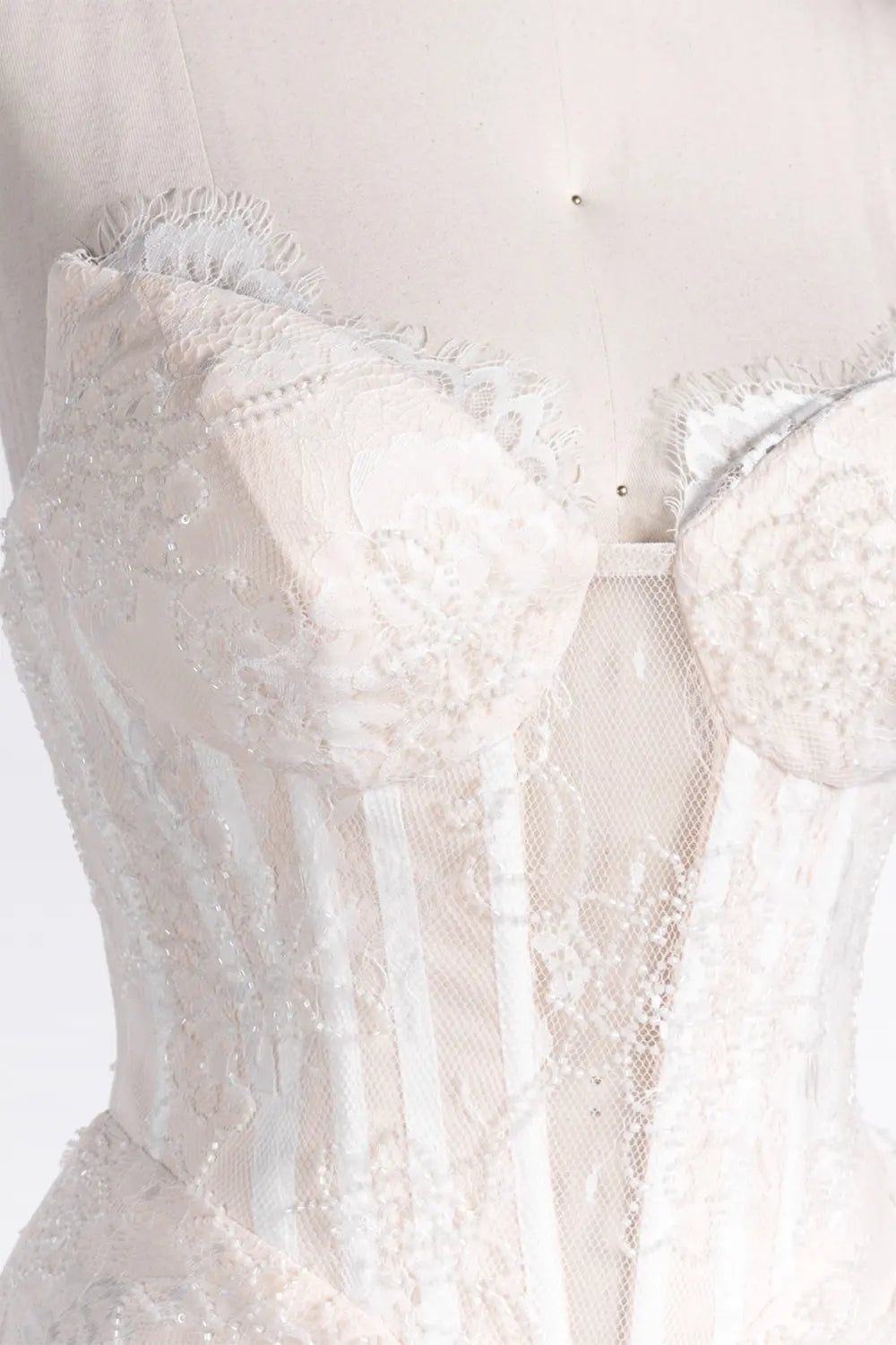 Vestido corto blanco nude palabra de honor con corsé de encaje