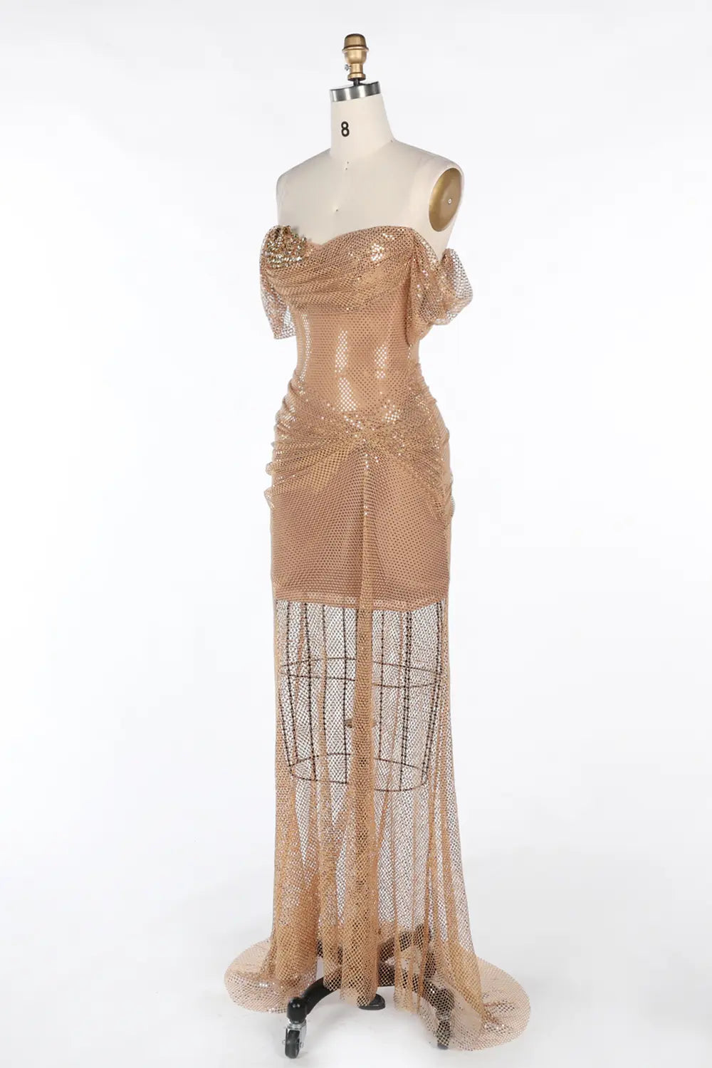 Vestido largo champán con hombros descubiertos y malla