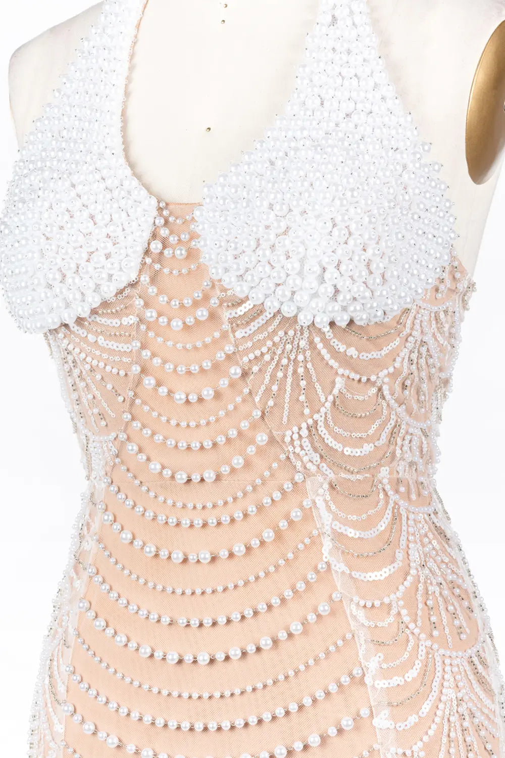 Vestido de noche blanco nude halter con abalorios