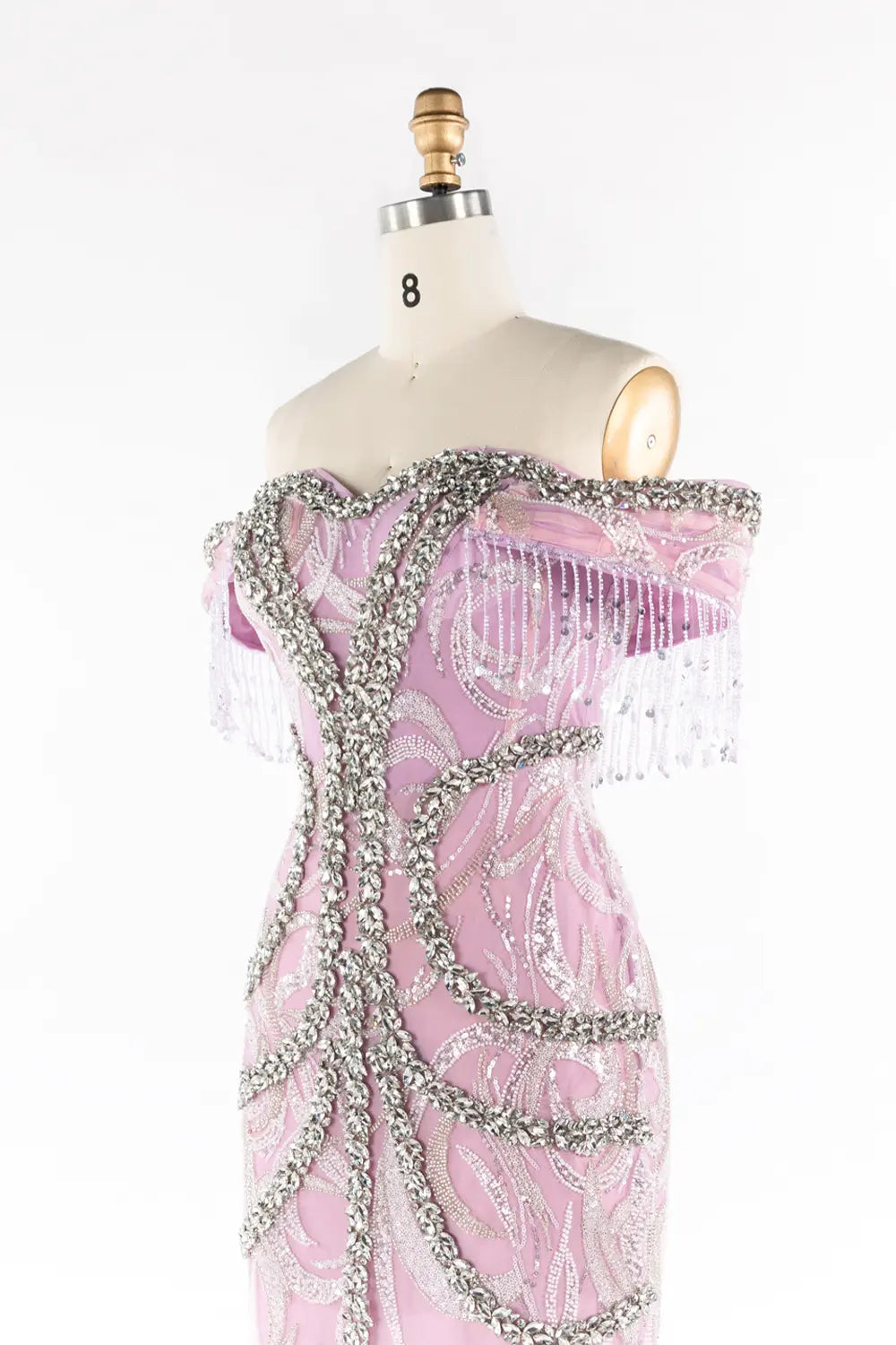 Vestido de noche lila con hombros descubiertos y flecos con abalorios