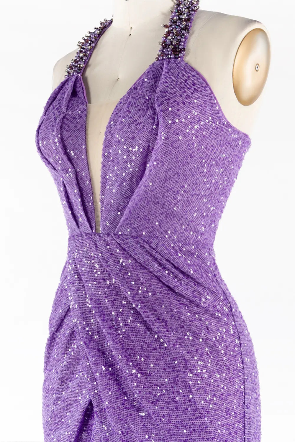 Vestido largo morado halter con abalorios, lentejuelas y abertura alta