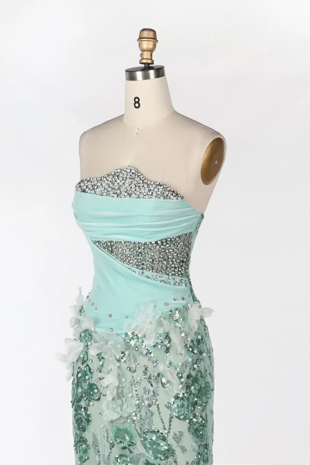 Vestido de noche verde palabra de honor con lentejuelas y flores