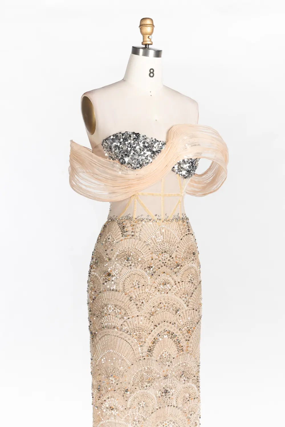 Vestido de noche champán con hombros descubiertos y corsé