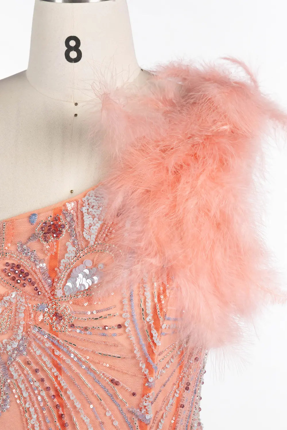 Vestido de noche color melocotón de un hombro con plumas y lentejuelas