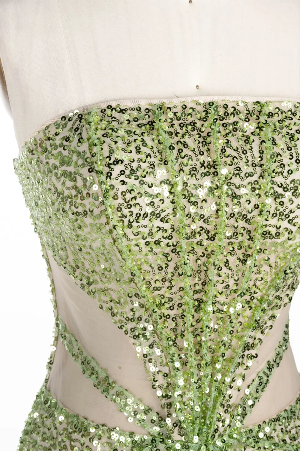 Vestido de noche verde palabra de honor con lentejuelas y aberturas