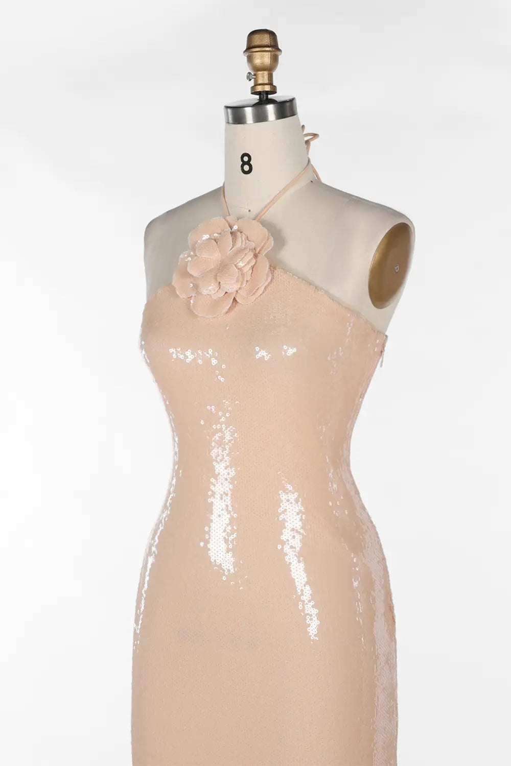 Vestido de noche nude con lentejuelas, cuello halter y espalda descubierta