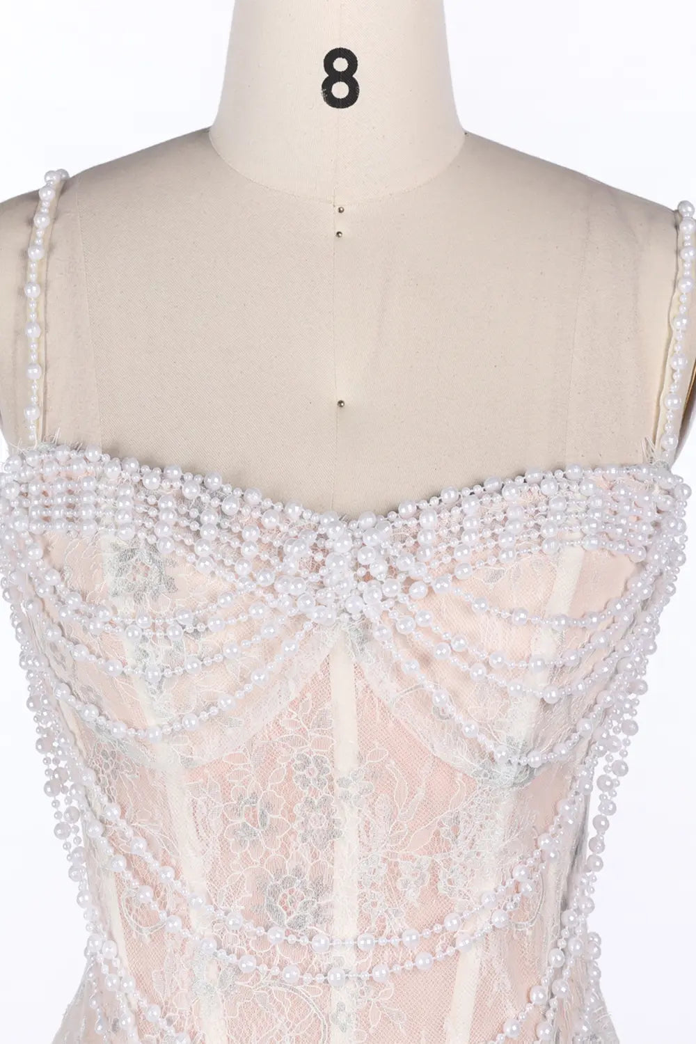 Vestido de noche champán con corsé, perlas y abertura