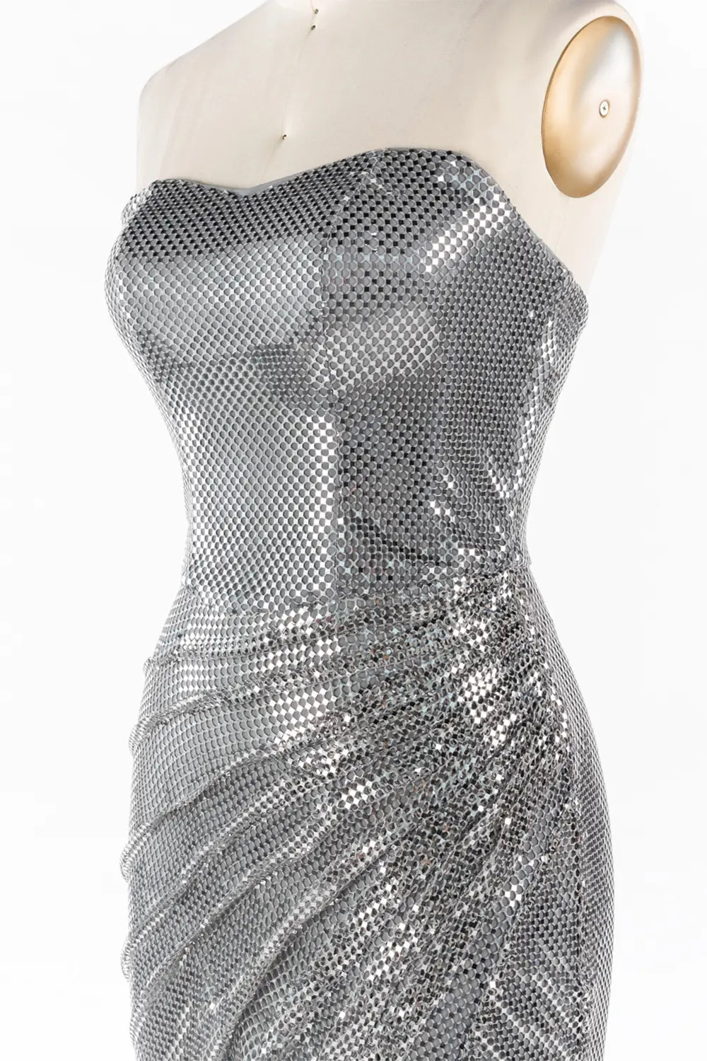 Vestido de noche plateado palabra de honor fruncido con lentejuelas y abertura