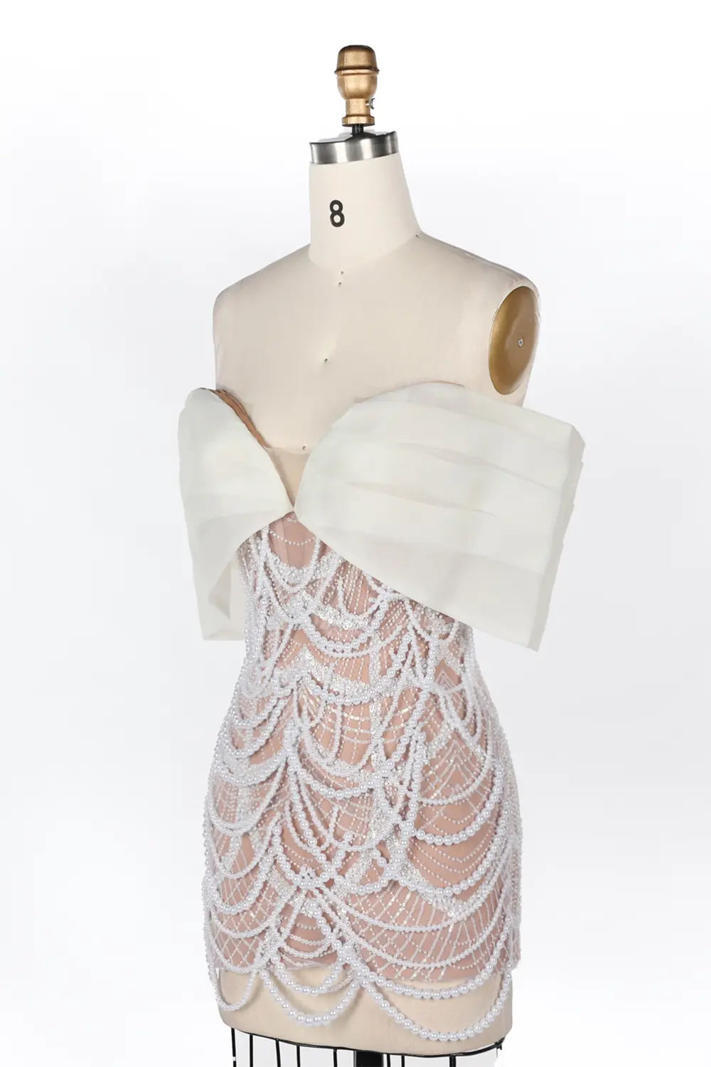 Vestido corto blanco nude con hombros descubiertos y perlas