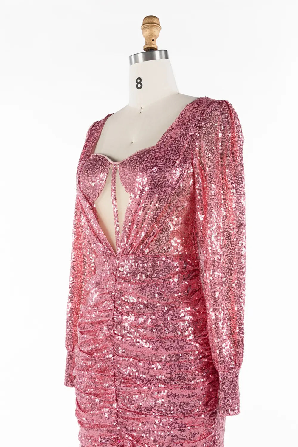 Vestido cóctel corto rosa palo brillante de manga larga fruncido