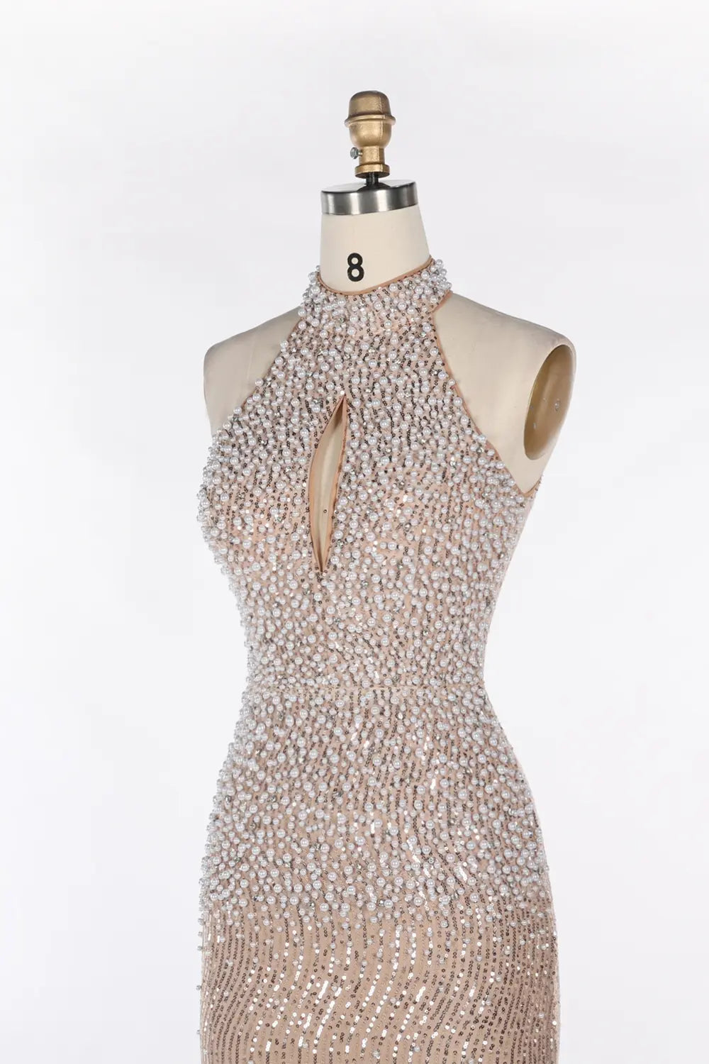 Vestido de noche champán de cuello alto con perlas y lentejuelas