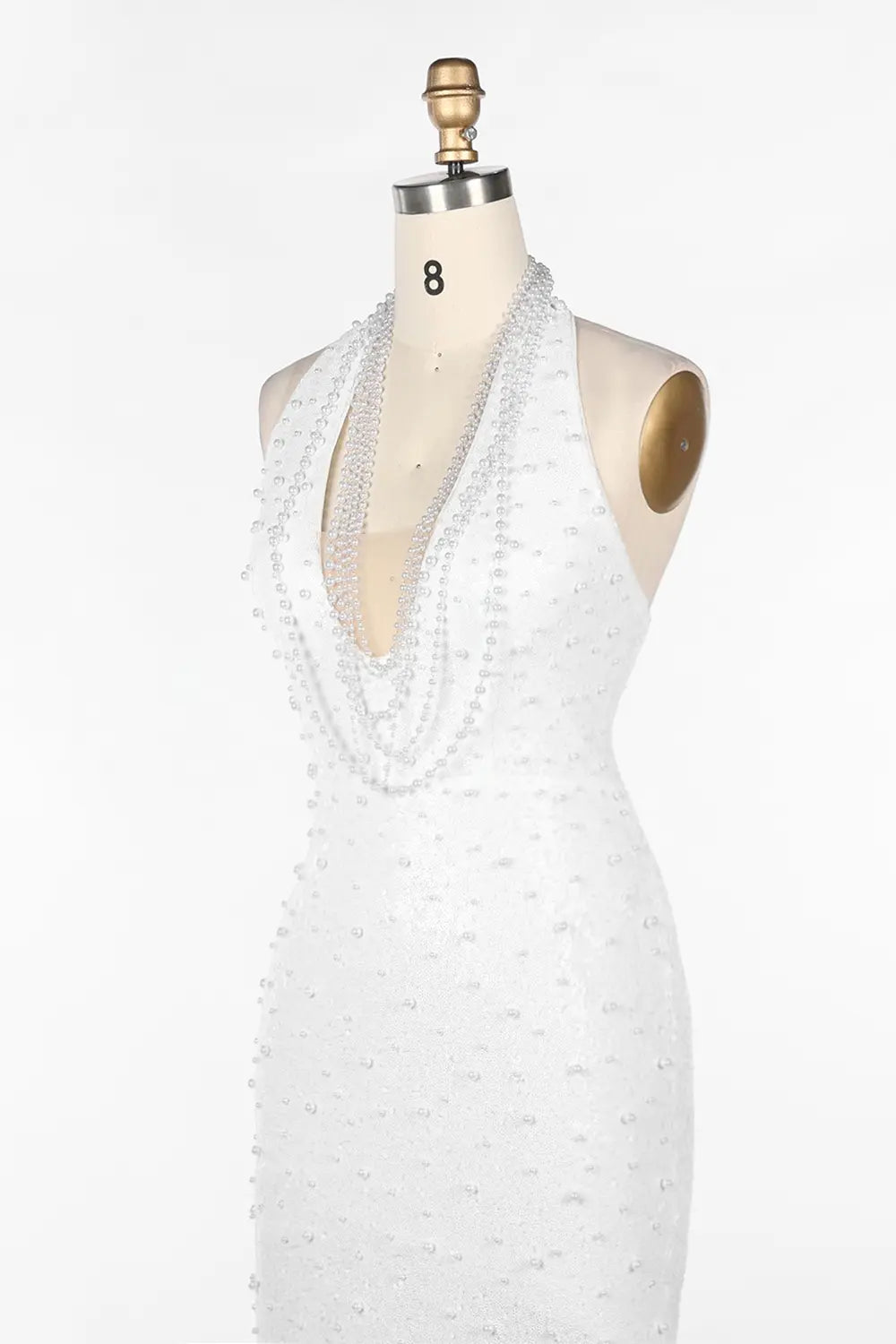 Vestido de noche blanco halter con perlas y espalda descubierta